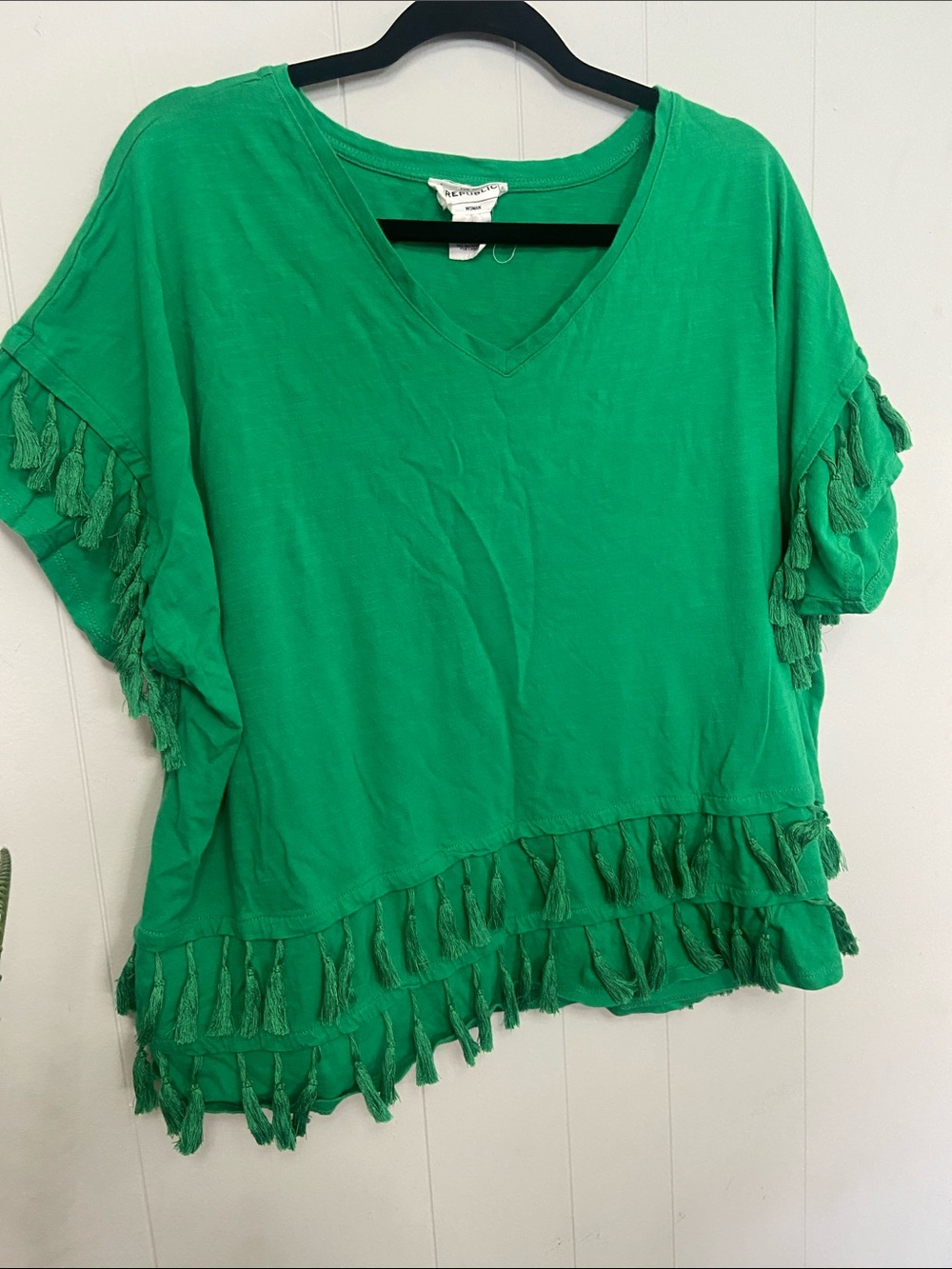 Green V-Neck Tassel Trim Women's Top. Size 2xl slight flaw